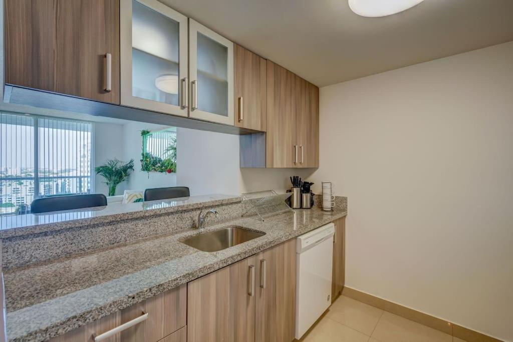 Luxury With Waterview & Next To Brickell Apartment *